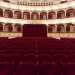 Siamo in platea. Qui sono il rosso e loro a dominare la scena e grazie al sapiente posizionamento delle luci e degli specchi leffetto  quasi abbagliante